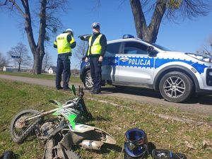policjanci interweniowali w stosunku do dzieci jeżdżących po wałach przeciwpowodziowych