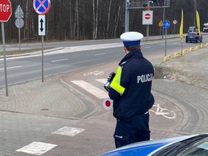 policjant drogówki podczas kontroli drogowej