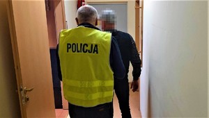 policjant z zatrzymanym po pościgu