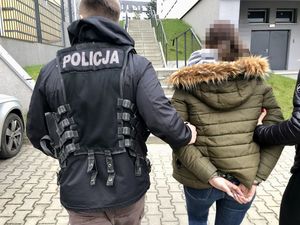 policjanci z zatrzymaną kobietą