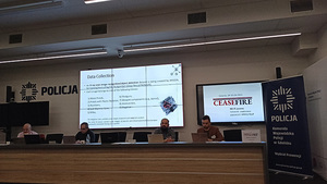 W dniach 4 - 5 kwietnia 2023 r., na terenie II Komisariatu Policji KMP w Gdańsku, odbyło się międzynarodowe spotkanie projektowe, które zostało zorganizowane przez Zespół Funduszy  KWP w Gdańsku,  w ramach realizacji projektu pn. „Rozwój zaawansowanych  i kompleksowych technologii sztucznej inteligencji oraz utworzenie europejskiej sieci dedykowanych interdyscyplinarnym krajowym biurom operacyjnym dla zwalczania nielegalnego handlu bronią palną w Europie - CEASEFIRE”. (Advanced versatile artificial intelligence technologies and interconnectedcross-sectoral fully-operational national focal points for combating illicit firearmstrafficking).