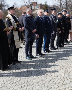 Przy Muzeum II Wojny Światowej w Gdańsku, z udziałem Wojewody Pomorskiego p. Dariusza Drelicha, odbyła się w czwartek uroczystość posadzenia Dębów Pamięci – jako symbolu upamiętnienia niemal 22 tysięcy osób zamordowanych przez Sowietów m.in. w Katyniu. Komendanta Wojewódzkiego Policji w Gdańsku reprezentował jego I Zastępca – insp. Konrad Kobierski.