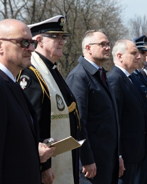 Przy Muzeum II Wojny Światowej w Gdańsku, z udziałem Wojewody Pomorskiego p. Dariusza Drelicha, odbyła się w czwartek uroczystość posadzenia Dębów Pamięci – jako symbolu upamiętnienia niemal 22 tysięcy osób zamordowanych przez Sowietów m.in. w Katyniu. Komendanta Wojewódzkiego Policji w Gdańsku reprezentował jego I Zastępca – insp. Konrad Kobierski.