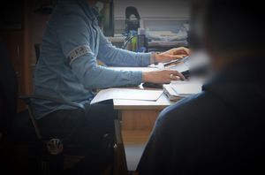 policjant siedzi za biurkiem