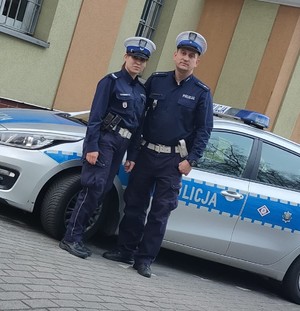 policjanci, którzy pilotowali auto z rannym mężczyzną