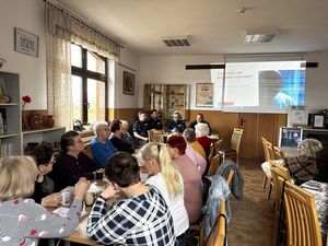 policjanci z zaproszonymi gośćmi podczas debaty społecznej