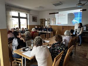 policjanci z zaproszonymi gośćmi podczas debaty społecznej