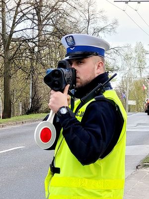 policjant z fotoradarem