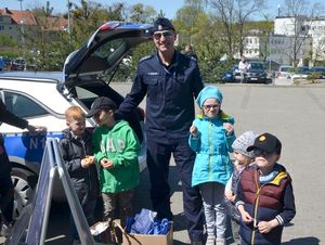 policjant z dziećmi podczas festynu