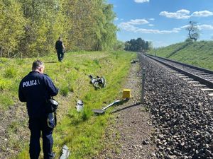 policjanci podczas zdarzenia drogowego