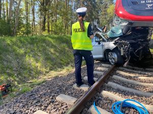 policjanci podczas zdarzenia drogowego