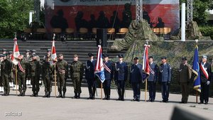 Dzień Weterana Działań poza Granicami Państwa. 27 maja br. w Nowym Dworze Mazowieckim odbyły się Centralne obchody Dnia Weterana Działań Poza Granicami Państwa. W obchodach wziął udział Wiceminister Spraw Wewnętrznych i Administracji Bartosz Grodecki. Pracowników i funkcjonariuszy Policji reprezentował Komendant Główny Policji gen. insp. Jarosław Szymczyk.