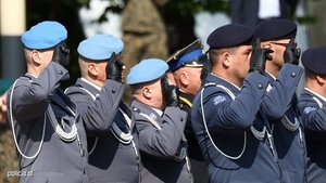 Dzień Weterana Działań poza Granicami Państwa. 27 maja br. w Nowym Dworze Mazowieckim odbyły się Centralne obchody Dnia Weterana Działań Poza Granicami Państwa. W obchodach wziął udział Wiceminister Spraw Wewnętrznych i Administracji Bartosz Grodecki. Pracowników i funkcjonariuszy Policji reprezentował Komendant Główny Policji gen. insp. Jarosław Szymczyk.