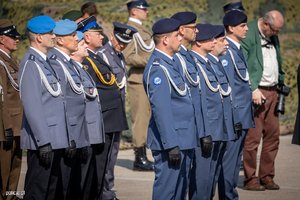 Dzień Weterana Działań poza Granicami Państwa. 27 maja br. w Nowym Dworze Mazowieckim odbyły się Centralne obchody Dnia Weterana Działań Poza Granicami Państwa. W obchodach wziął udział Wiceminister Spraw Wewnętrznych i Administracji Bartosz Grodecki. Pracowników i funkcjonariuszy Policji reprezentował Komendant Główny Policji gen. insp. Jarosław Szymczyk.