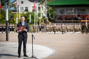 Dzień Weterana Działań poza Granicami Państwa. 27 maja br. w Nowym Dworze Mazowieckim odbyły się Centralne obchody Dnia Weterana Działań Poza Granicami Państwa. W obchodach wziął udział Wiceminister Spraw Wewnętrznych i Administracji Bartosz Grodecki. Pracowników i funkcjonariuszy Policji reprezentował Komendant Główny Policji gen. insp. Jarosław Szymczyk.