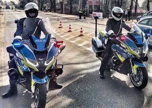 policjanci na motocyklach