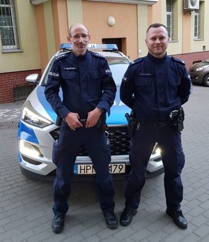 policjanci, którzy pomogli kobiecie