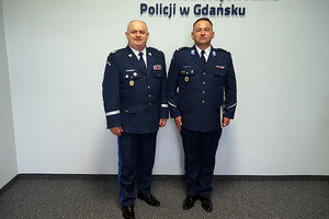 Dzisiaj Komendant Wojewódzki Policji w Gdańsku nadinsp. Andrzej Łapiński wręczył rozkazy personalne o powołaniu na stanowisko I Zastępcy KPP w Człuchowie oraz Zastępcy Dowódcy SPKP w Gdańsku.