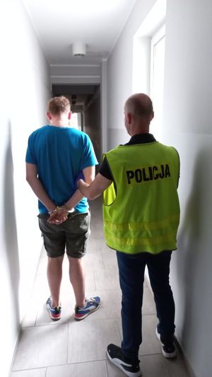 policjant z zatrzymanym i zabezpieczone narkotyki