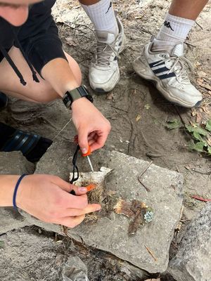 policjanci z dziećmi na obozie surviwalowym