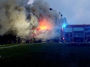 policjanci na miejscu akcji gaśniczej