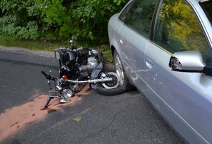 motocykl i samochód uszkodzone w wyniku wypadku