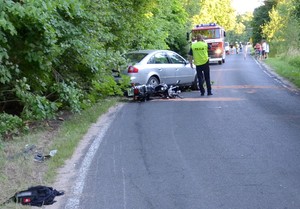 motocykl i samochód uszkodzone w wyniku wypadku