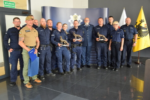 Policjanci i laureaci pozują do zdjecia