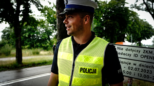 Policjanci kierują ruchem