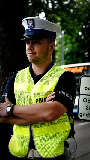 Policjanci kierują ruchem