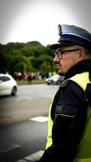 Policjanci kierują ruchem