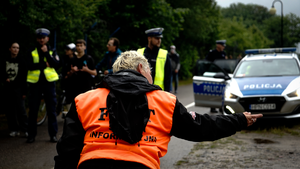 Policjanci kierują ruchem