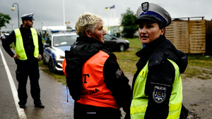 policjanci zabezpieczają festiwal, kierują ruchem