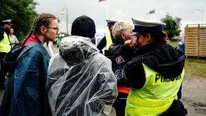 policjanci zabezpieczają festiwal, kierują ruchem