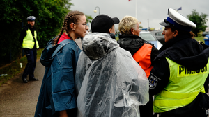 policjanci zabezpieczają festiwal, kierują ruchem