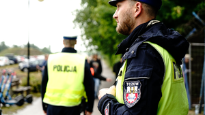 policjanci zabezpieczają festiwal, kierują ruchem