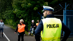 policjanci zabezpieczają festiwal, kierują ruchem