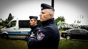 policjanci zabezpieczają festiwal, kierują ruchem