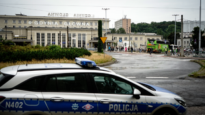 policjanci zabezpieczają festiwal, kierują ruchem