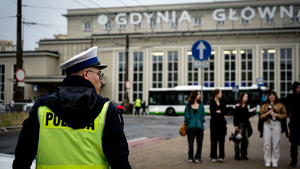 policjanci zabezpieczają festiwal, kierują ruchem