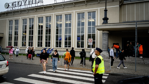 policjanci zabezpieczają festiwal, kierują ruchem