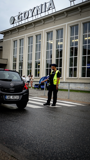 policjanci kierują ruchem podczas zabezpieczenia festivalu opener