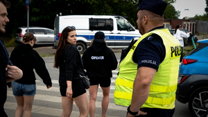 policjanci kierują ruchem podczas zabezpieczenia festivalu opener