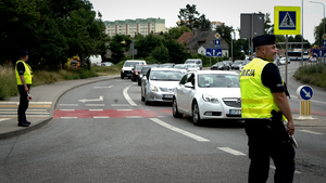 policjanci kierują ruchem podczas zabezpieczenia festivalu opener