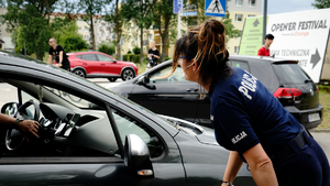 policjanci kierują ruchem podczas zabezpieczenia festivalu opener