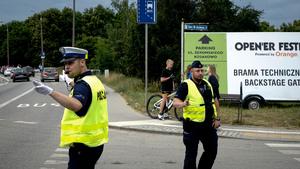 policjanci zabezpieczają Opener Festival