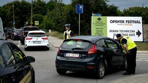 policjanci zabezpieczają Opener Festival