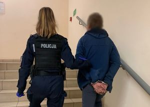 policjanci i zabezpieczone kradzione rowery