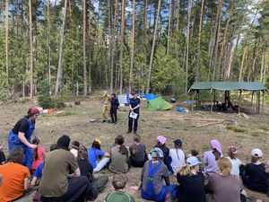 harcerze rozmawiają z policjantami