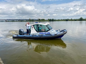 policjanci patrolują na wodzie